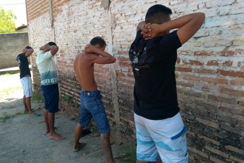 Suspeitos de venderem drogas no Bairro Buenos Aires 