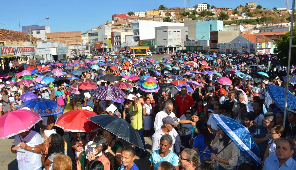 Fiéis lotam a praça Justino Luz