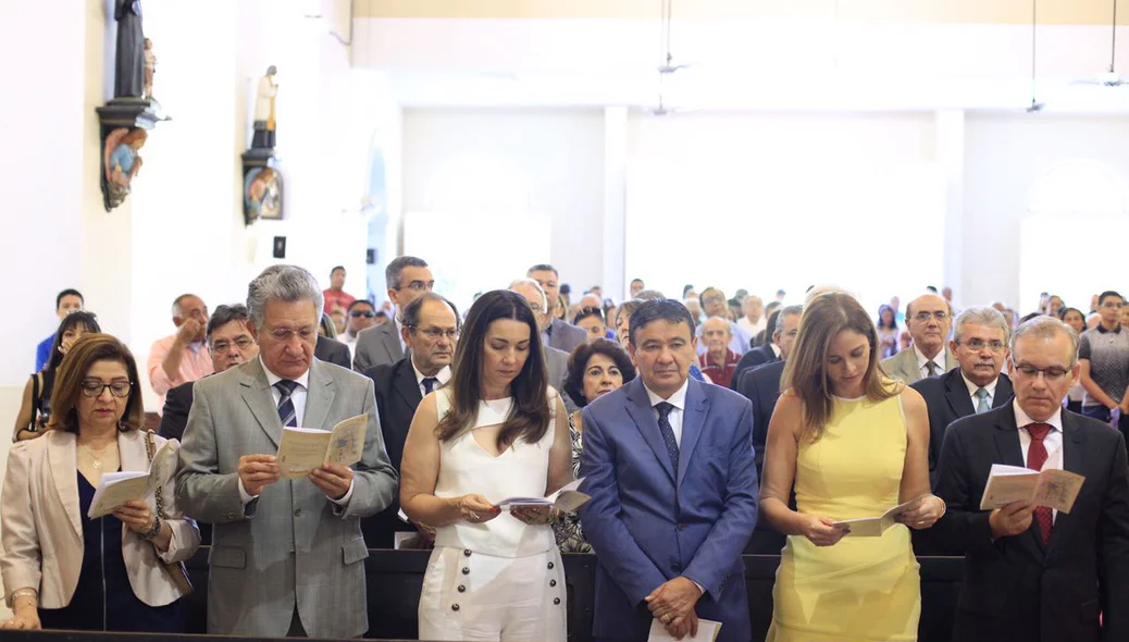 Autoridades participam de missa solene 