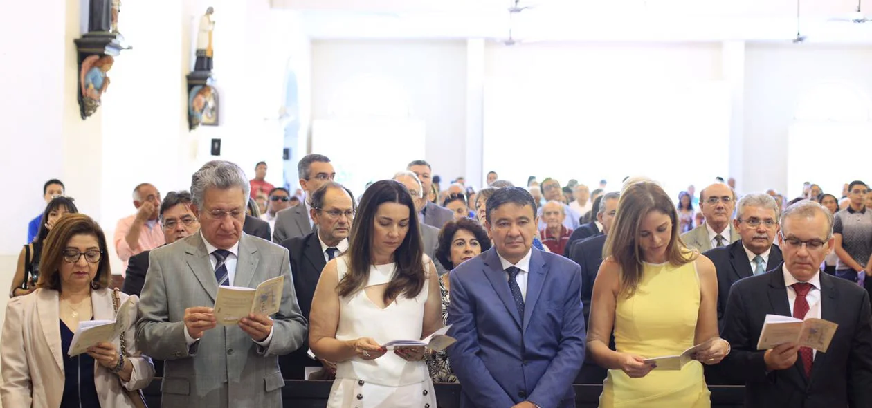 Autoridades participam de missa solene 
