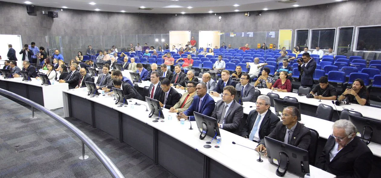 Autoridades participaram da solenidade na Câmara