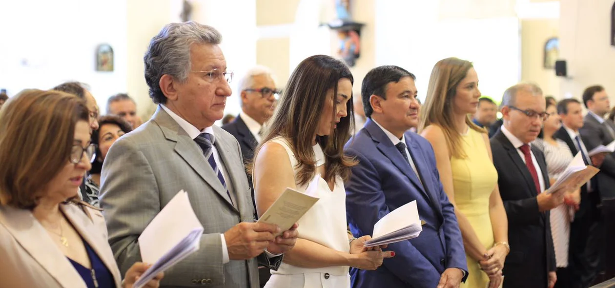 Autoridades participaram de missa solene na Igreja Nossa Senhora do Amparo