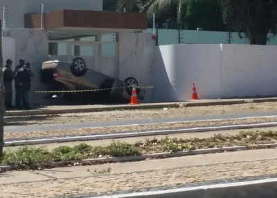 Corolla capota na Avenida Presidente Keneddy