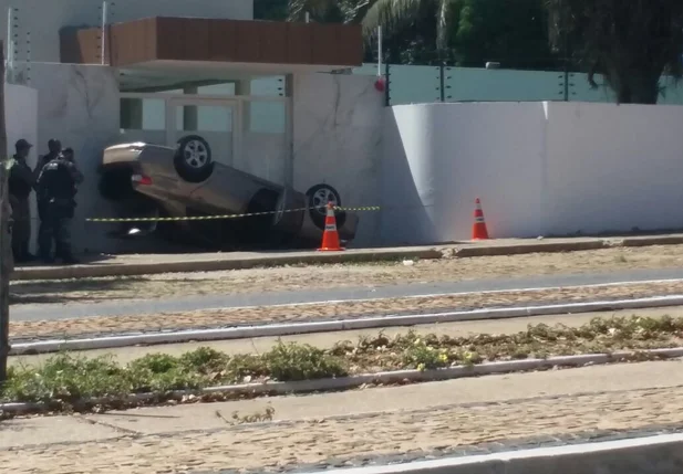 Corolla capota na Avenida Presidente Keneddy
