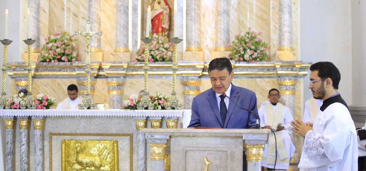 Governador Wellington Dias na missa solene do aniversário de Teresina
