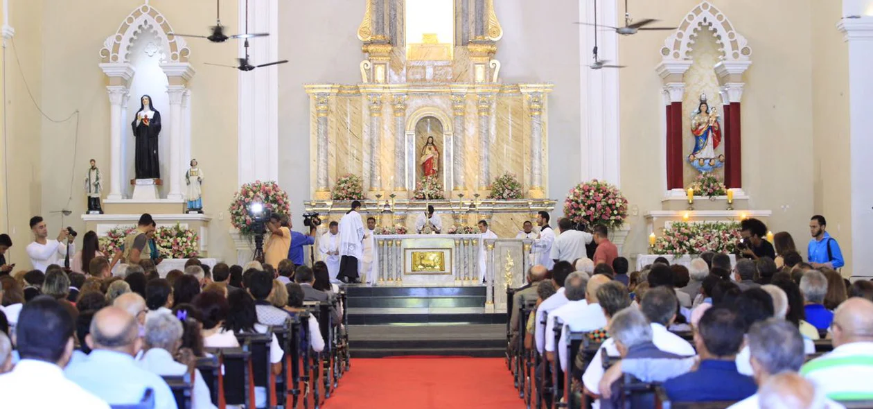Missa solene na Igreja Nossa Senhora das Graças