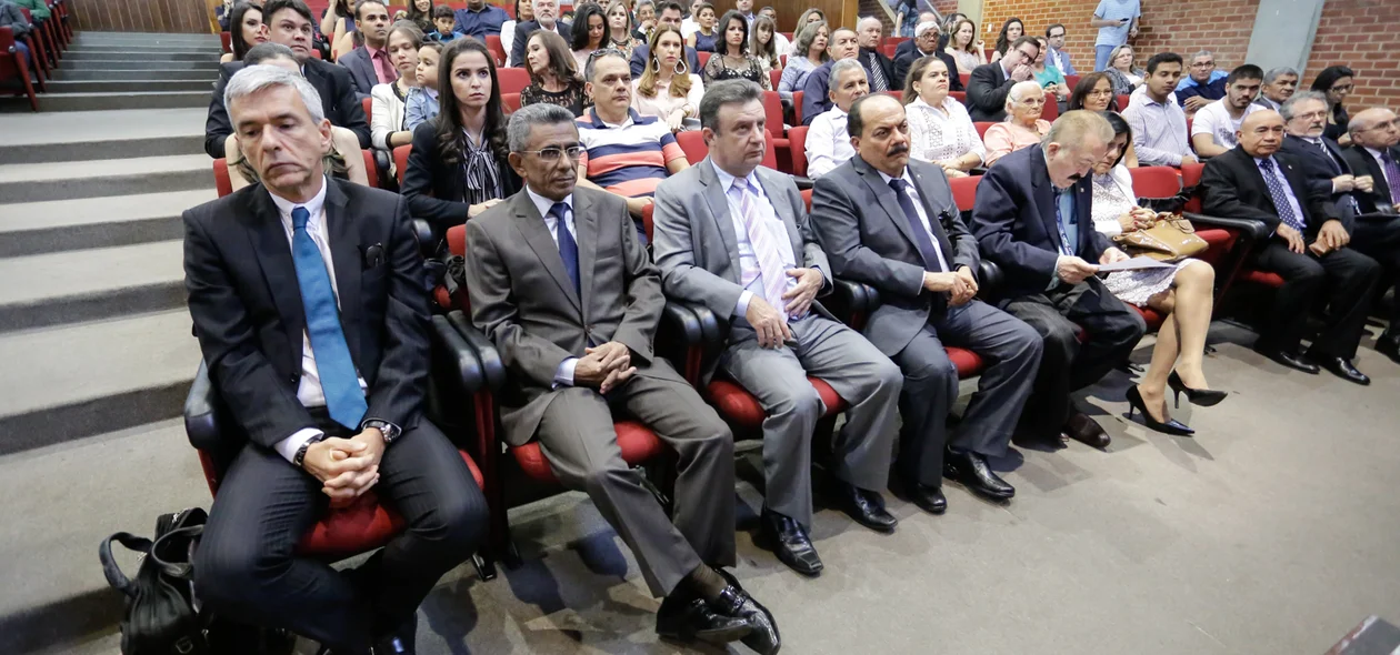 Autoridades na posse dos novos Juízes 