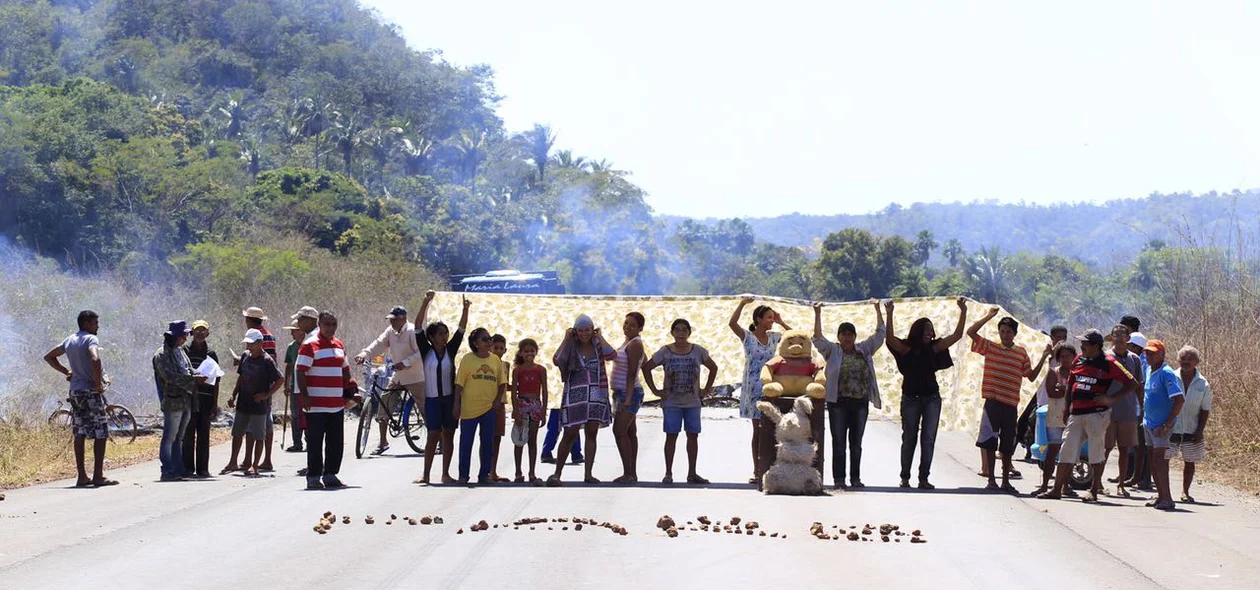 Moradores do assentamento interditaram a BR 343