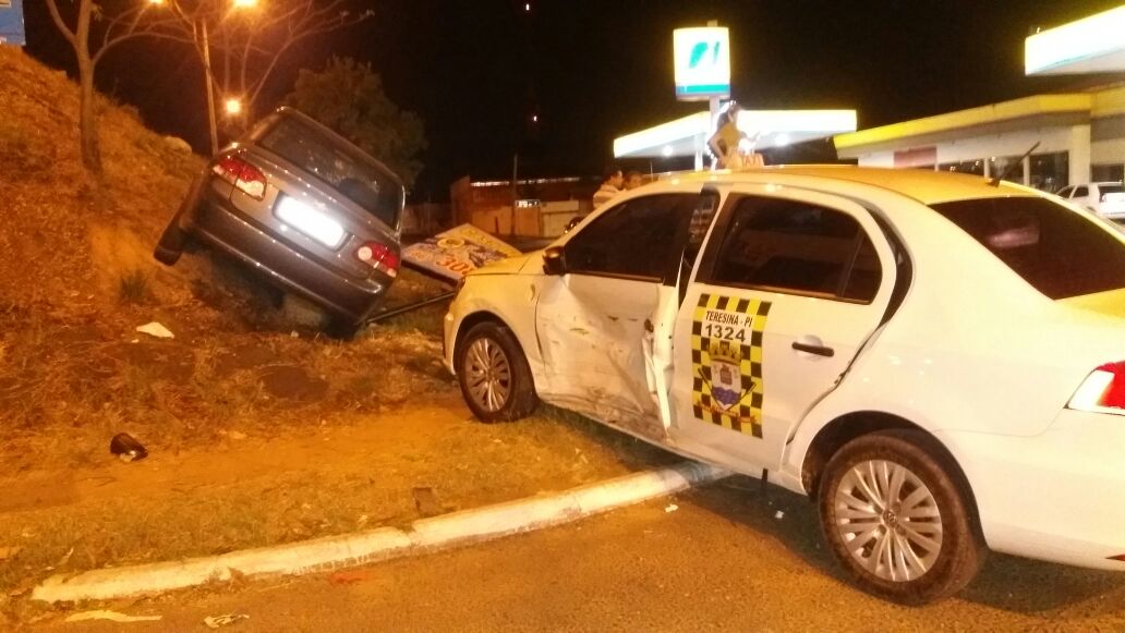 Colisão entre Corsa e Táxi