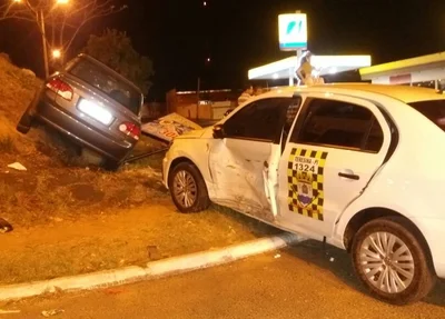 Colisão entre Corsa e Táxi