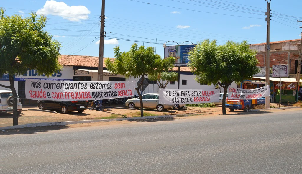 Moradores protestam com faixas