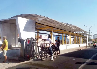 Carro tomba na avenida Miguel Rosa
