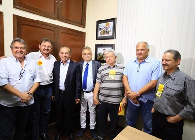 Autoridades políticas no encontro do PSB