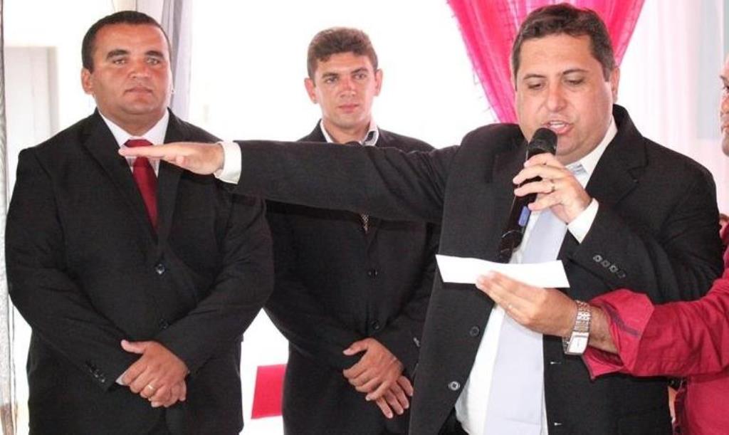 Prefeito de Aroeiras do Itaim prestando juramento