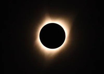 Eclipse solar cobre o céu dos Estados Unidos