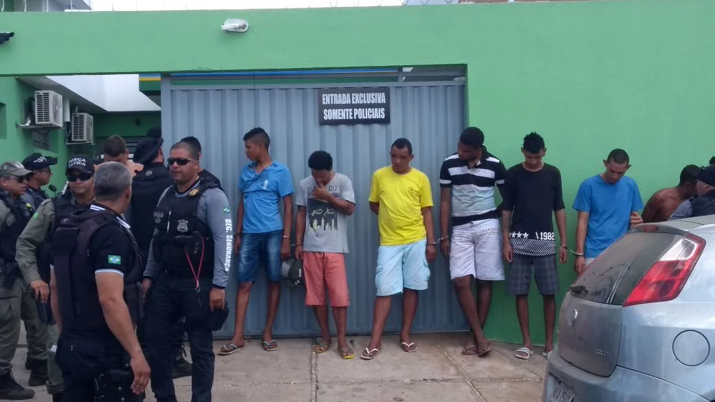 Foram levados para central de flagrantes 