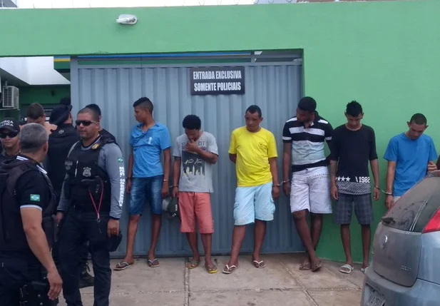 Foram levados para central de flagrantes 