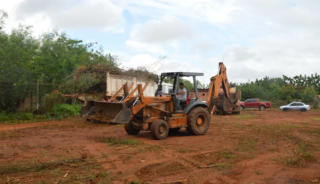 Máquinas ficaram no canteiro de obras apenas alguns dias