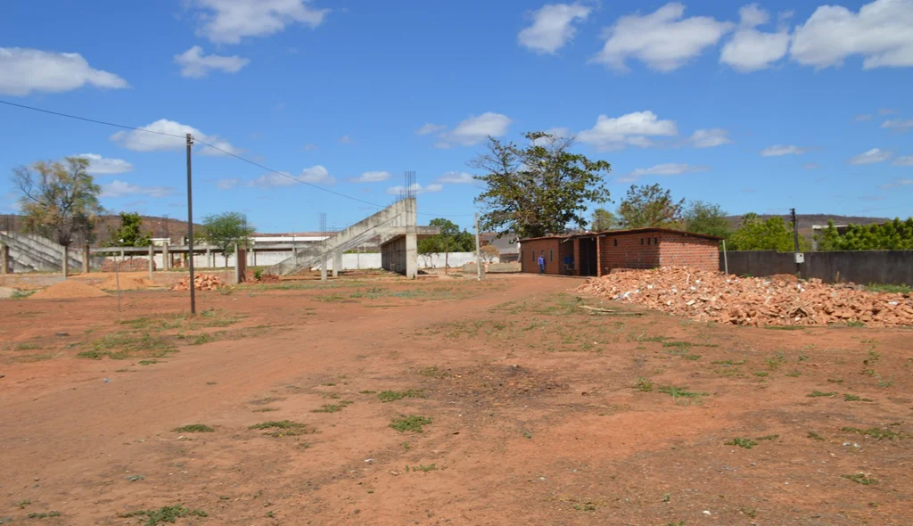 Não se vê nenhum operário no canteiro de obras