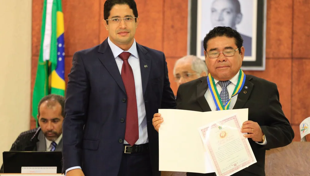 Nuno Kauê netrega medalha para Antônio Lopes