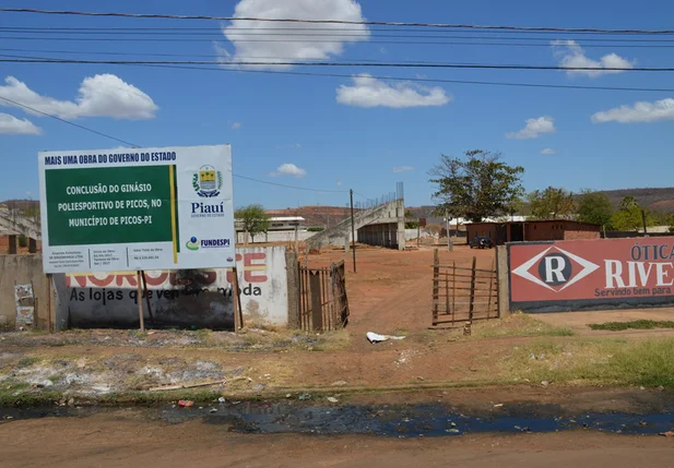 Obra continua parada