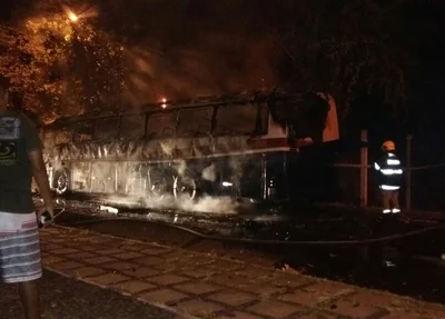 Ônibus pega fogo na Curva São Paulo
