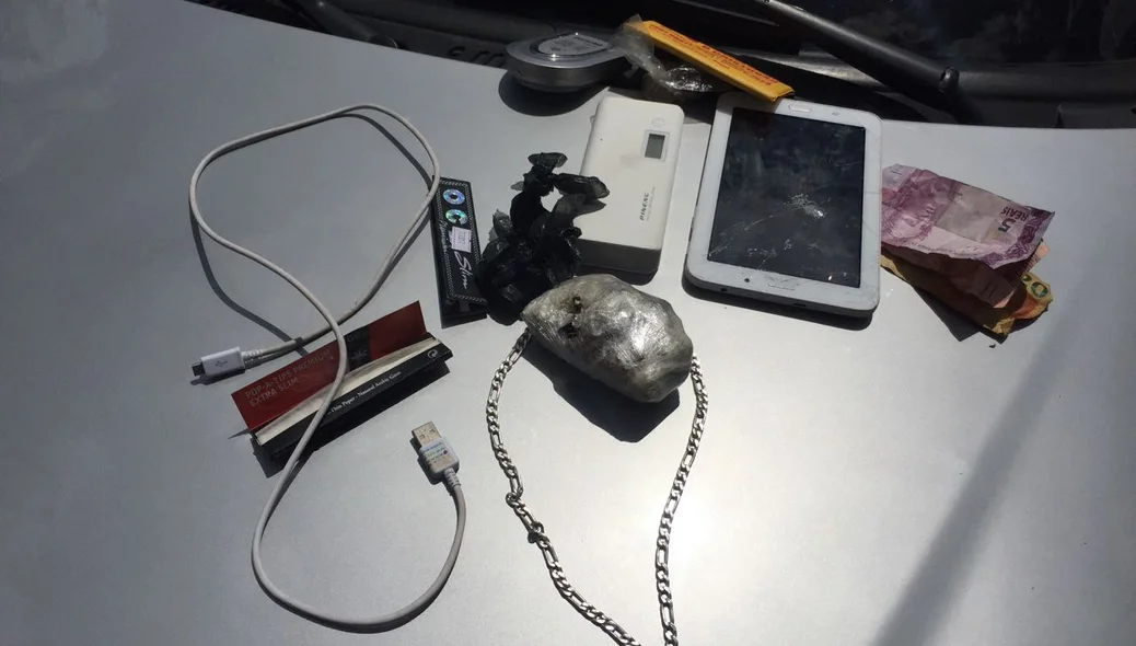Os entorpecentes foram encontrados dentro do veículo 