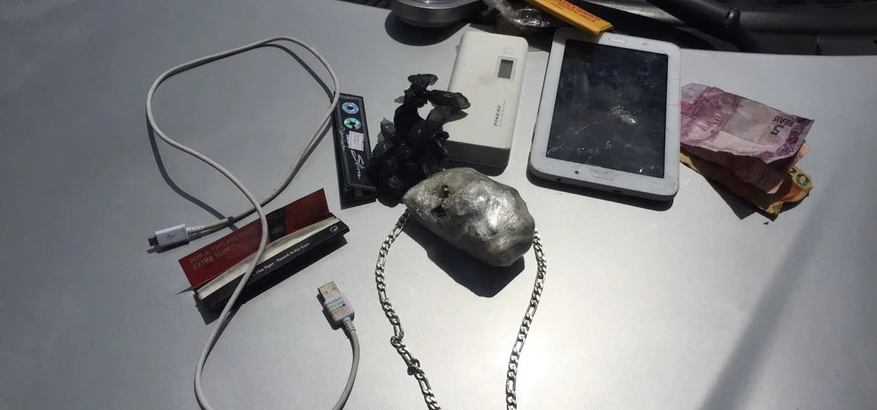 Os entorpecentes foram encontrados dentro do veículo 