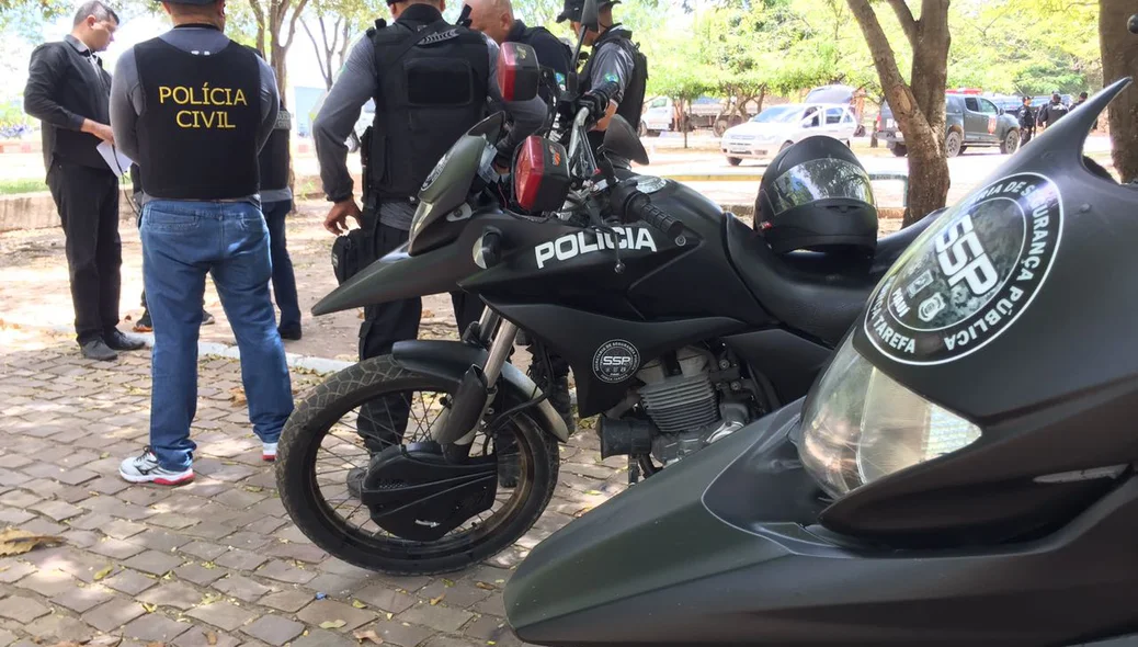 Polícia Militar e civil participaram da operação 