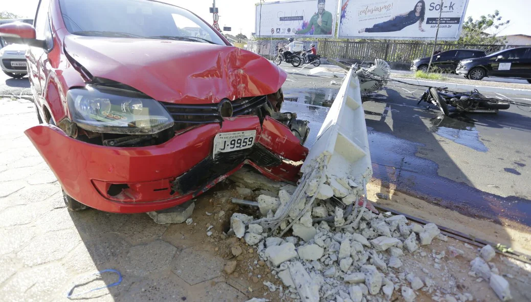 Carro Fox colidiu em duas motocicletas