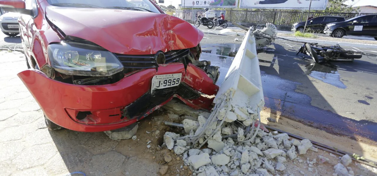 Carro Fox colidiu em duas motocicletas