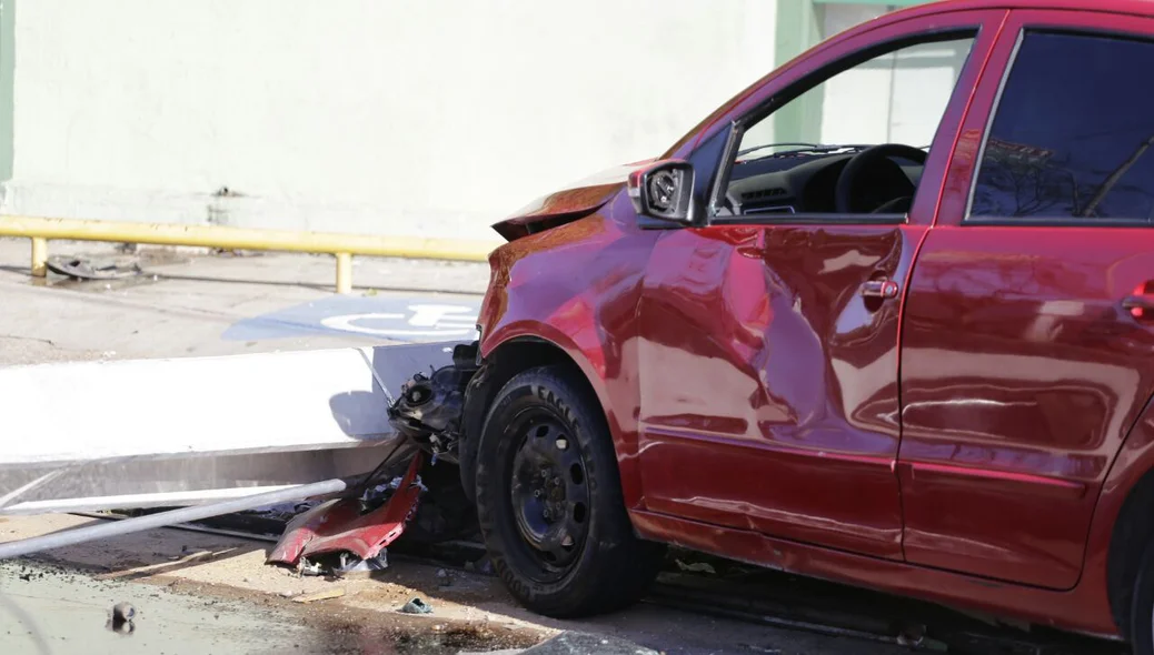 Carro invadiu sinal vermelho