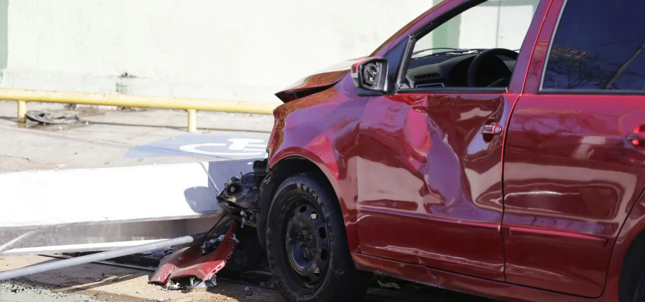 Carro invadiu sinal vermelho