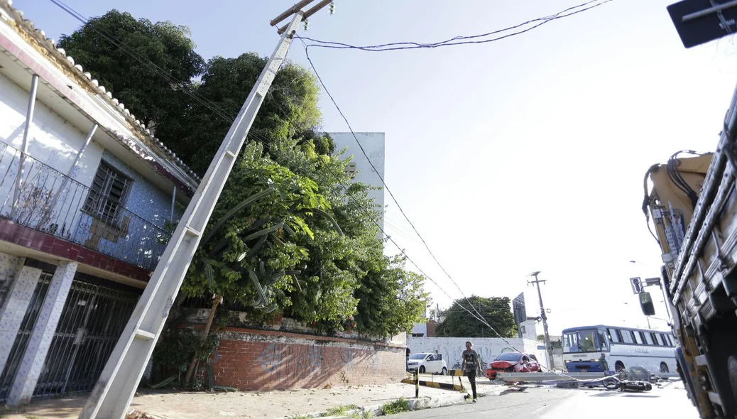 Com queda do poste um outro poste ficou inclinado