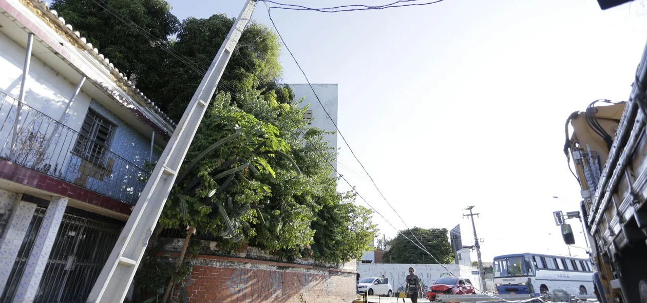 Com queda do poste um outro poste ficou inclinado