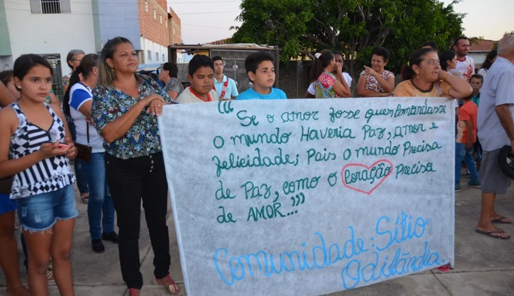 Comunidades se manifestam pedindo paz