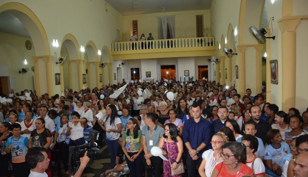 Devotos lotam a Igreja de Nossa Senhora do Patrocínio