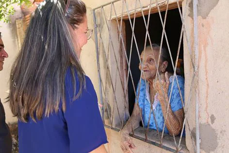 Prefeita Vilma conversando com o povo 