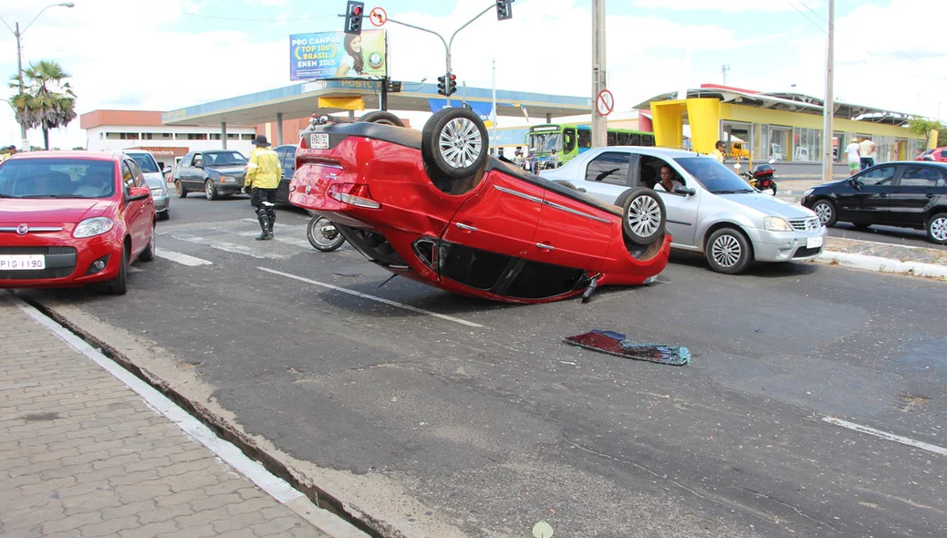 Mulher e criança ficam feridas após veículo capotar em Teresina