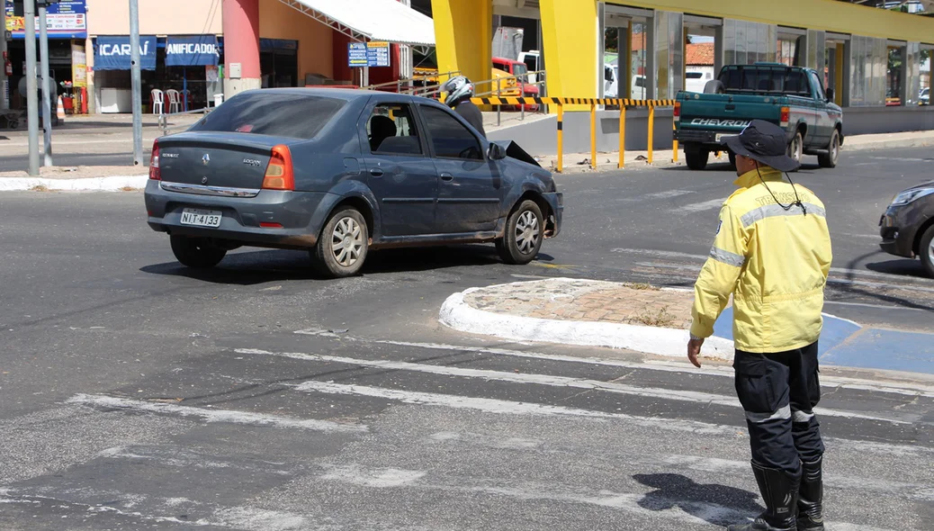 Mulher e criança ficam feridas após veículo capotar em Teresina