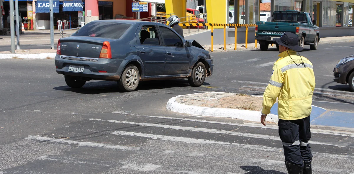 Mulher e criança ficam feridas após veículo capotar em Teresina