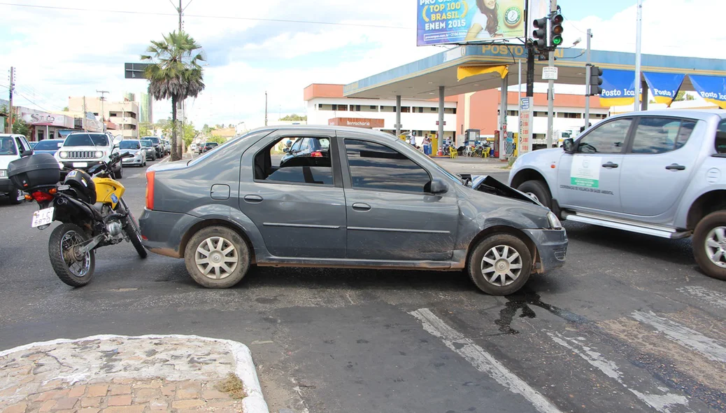 Mulher e criança ficam feridas após veículo capotar em Teresina