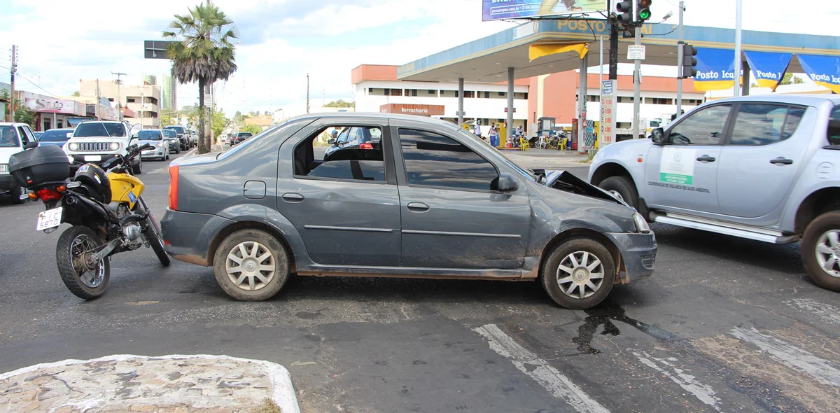 Mulher e criança ficam feridas após veículo capotar em Teresina