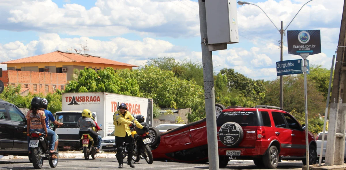 Mulher e criança ficam feridas após veículo capotar em Teresina