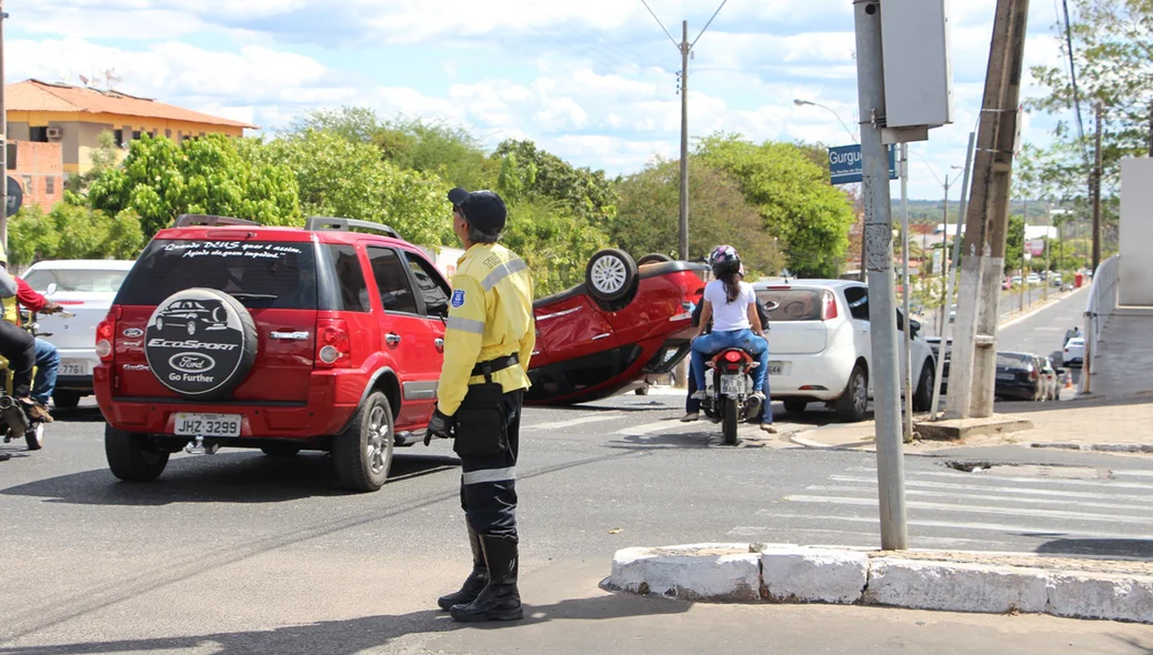 Mulher e criança ficam feridas após veículo capotar em Teresina