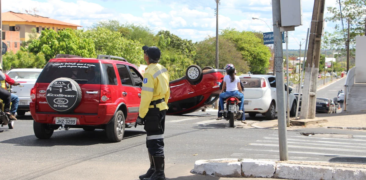 Mulher e criança ficam feridas após veículo capotar em Teresina