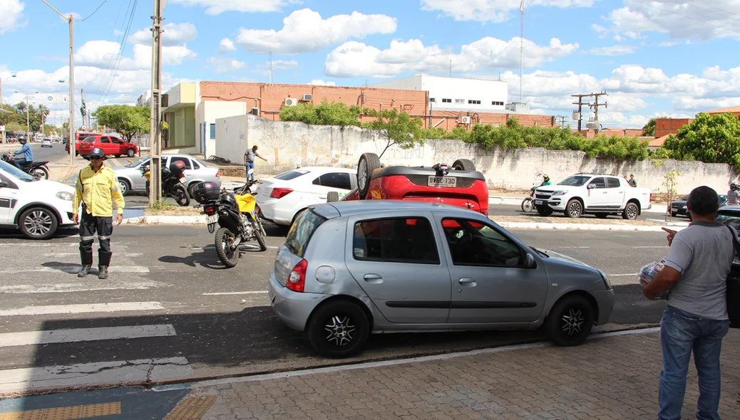 Mulher e criança ficam feridas após veículo capotar em Teresina