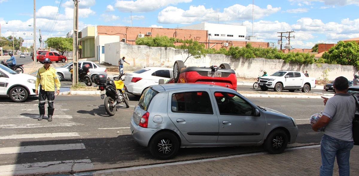 Mulher e criança ficam feridas após veículo capotar em Teresina