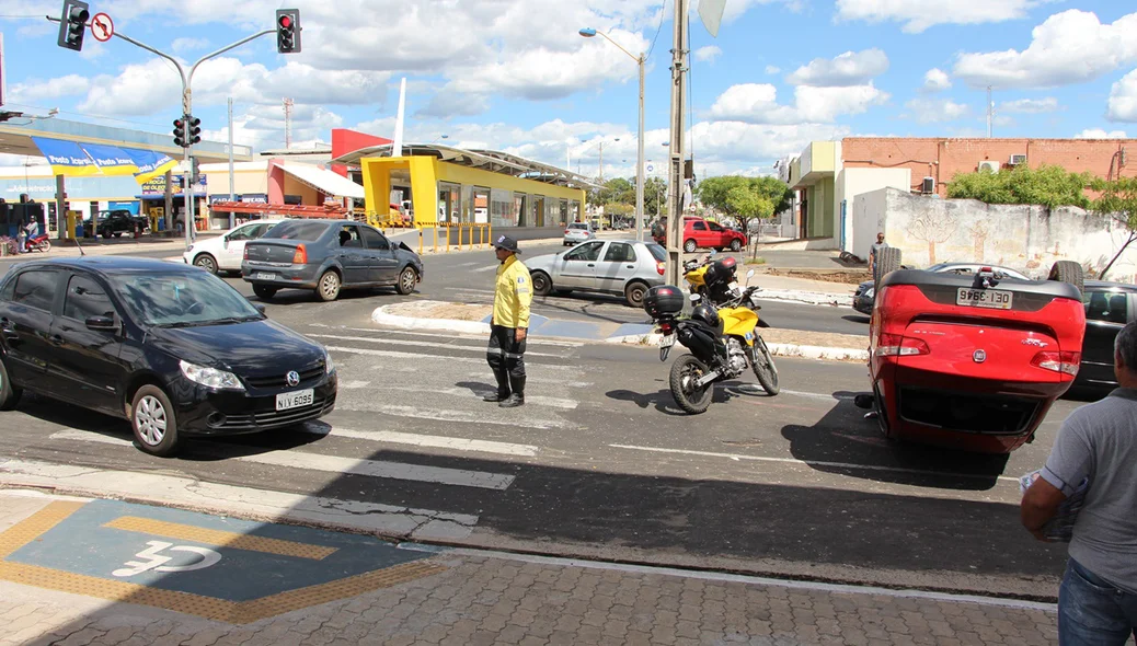 Mulher e criança ficam feridas após veículo capotar em Teresina