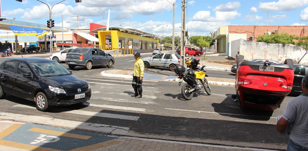 Mulher e criança ficam feridas após veículo capotar em Teresina